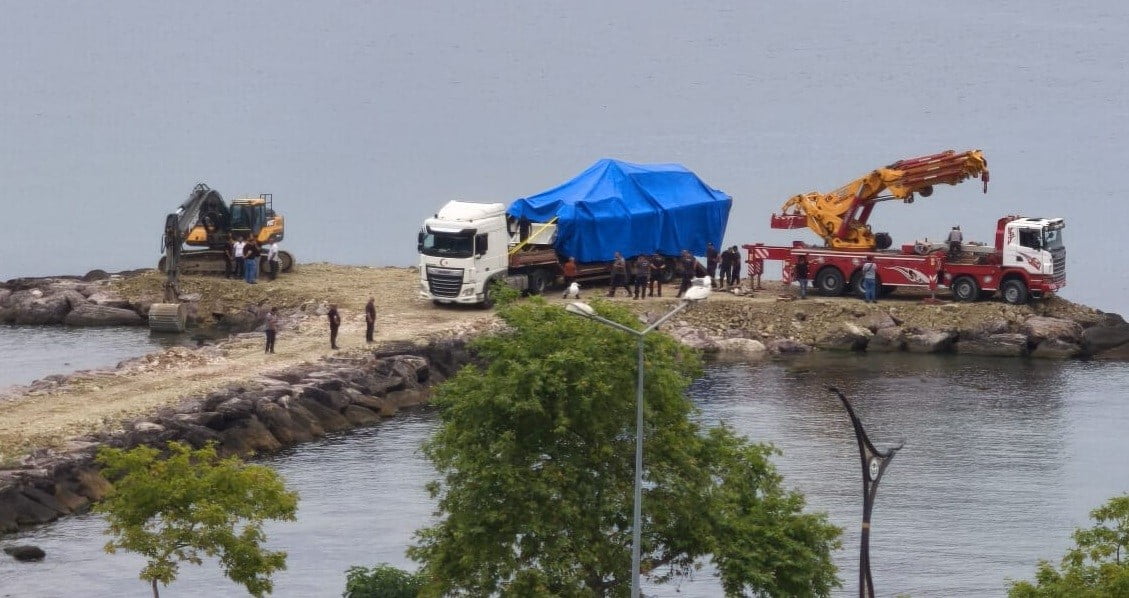 GİRESUN'DA SAHİL GÜVENLİK KOMUTANLIĞI'NA AİT BOTUN KAYALIKLARA ÇARPMASI SONUCU  HASAR GÖREN BOT...