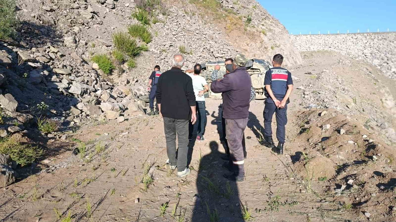 GİRESUN'UN ALUCRA İLÇESİNDE KONTROLDEN ÇIKARAK ŞARAMPOLE YUVARLANAN OTOMOBİLDE BULUNAN AYNI...