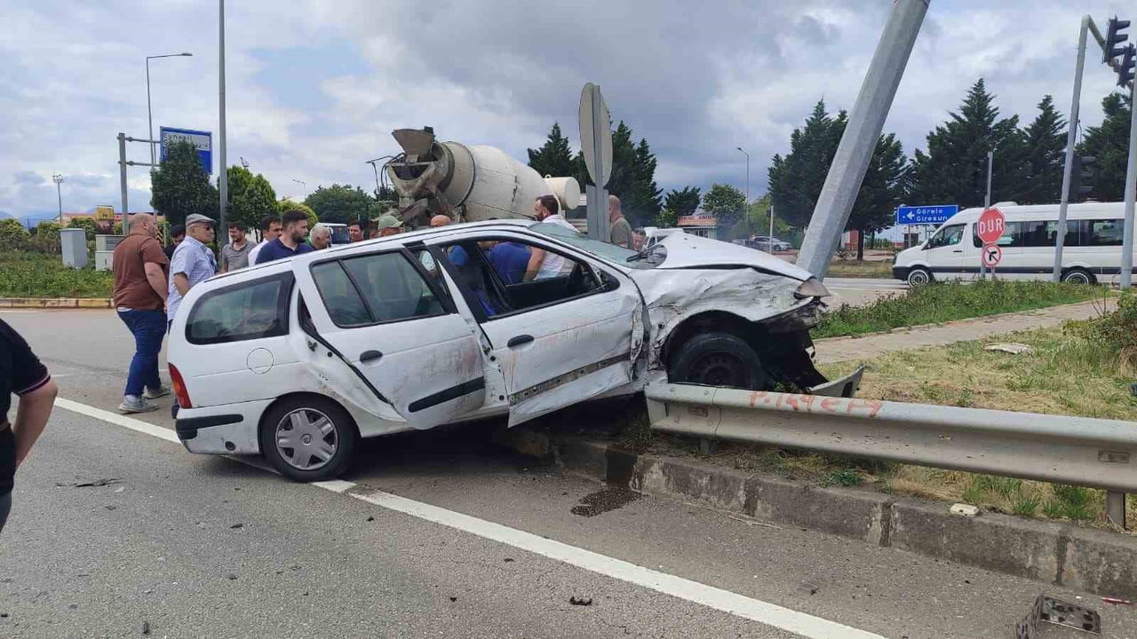 GİRESUN'UN EYNESİL İLÇESİNDE İKİ OTOMOBİLİN KAVŞAKTA ÇARPIŞMASI SONUCU 1'İ ÇOCUK 5 KİŞİ...