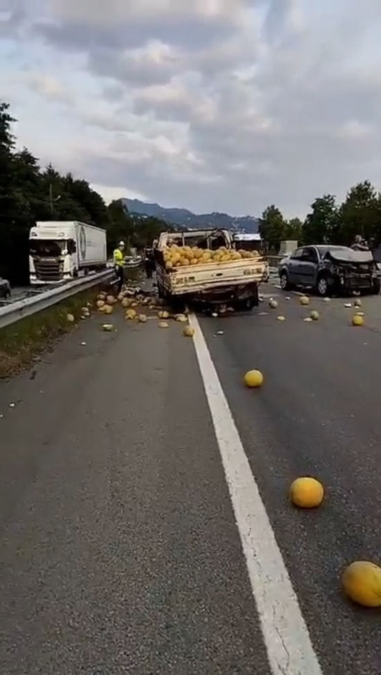 GİRESUN'UN GÖRELE İLÇESİNDE KAVUN YÜKLÜ KAMYONET İLE OTOMOBİLİN ÇARPIŞTIĞI TRAFİK KAZASINDA 3 KİŞİ...