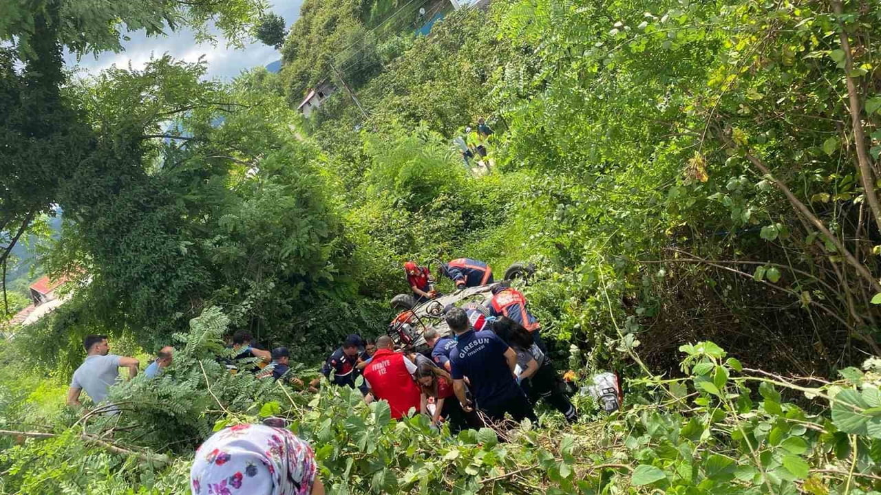 GİRESUN'UN KEŞAP İLÇESİNDE MEYDANA GELEN TEK TARAFLI TRAFİK KAZASINDA 2 KİŞİ YAŞAMINI YİTİRDİ, 3...