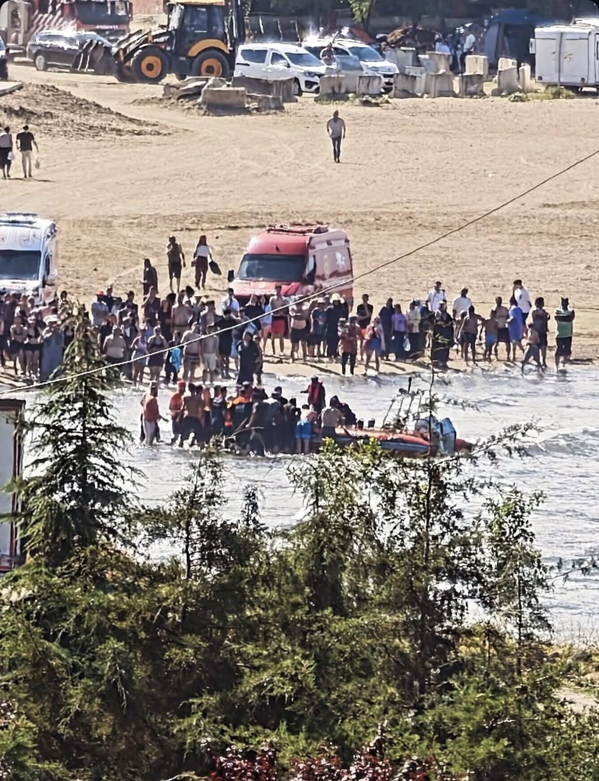 GİRESUN’UN BULANCAK İLÇESİNDE DENİZDE BOĞULMA TEHLİKESİ GEÇİREN 3 KİŞİNİN YARDIMA KOŞAN 2 KİŞİDEN...