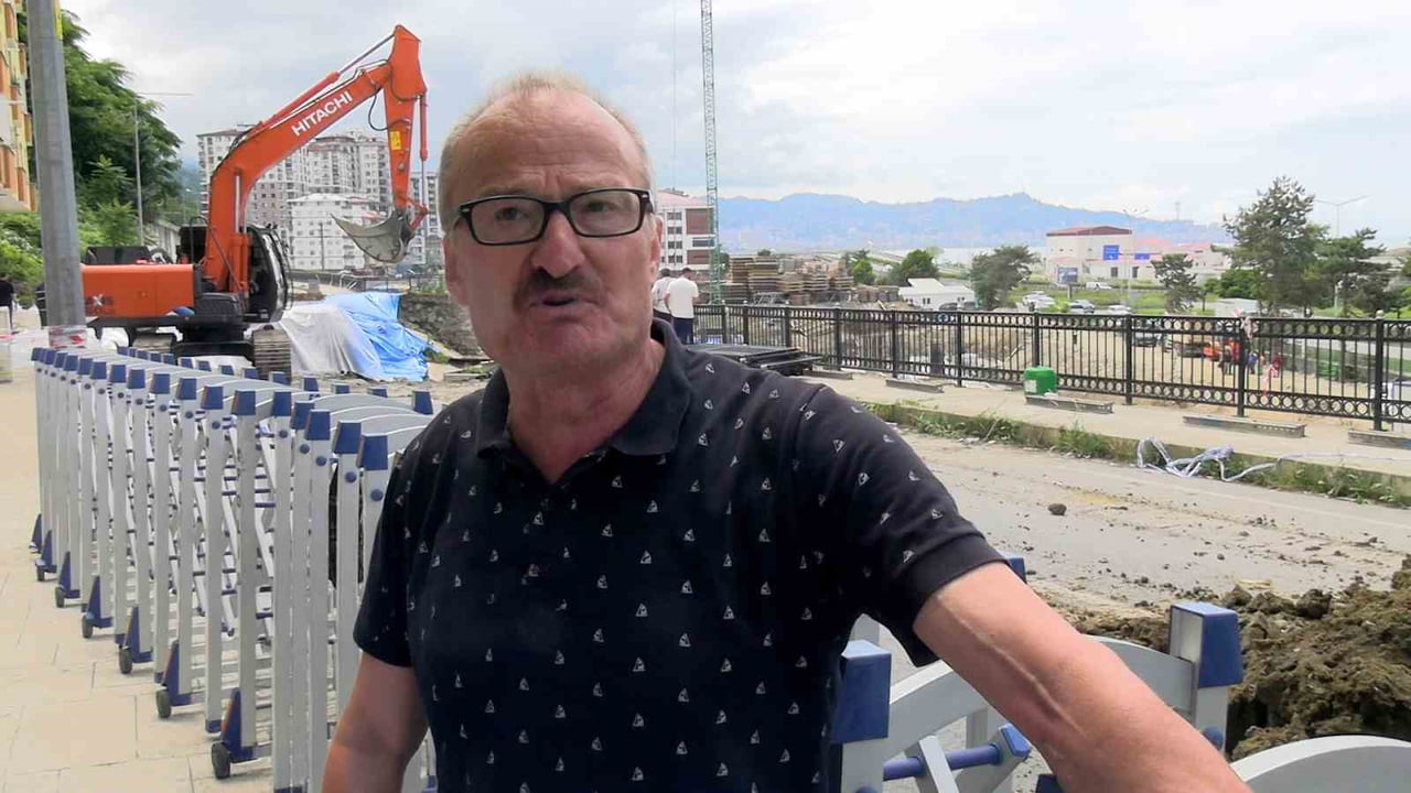 GÖÇÜK MEYDANA GELMEDEN ÖNCE EVDEN ÇIKAN VE GÖÇÜĞÜN OLABİLECEĞİNİ DÜŞÜNDÜĞÜ İÇİN İNŞŞAAT ALANINDA...