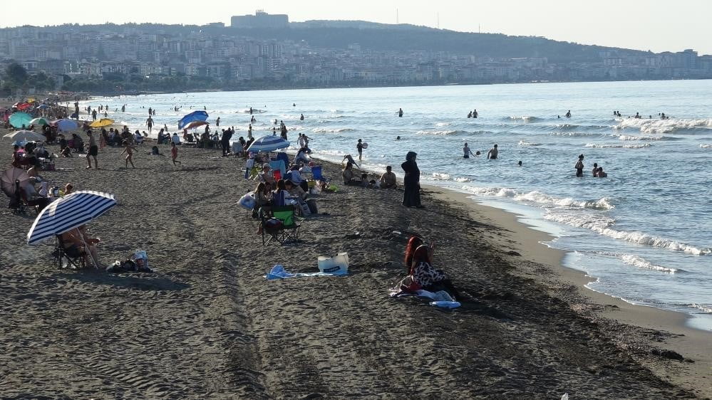 GÖĞÜS HASTALIKLARI UZMANI PROF. DR. ŞEVKET ÖZKAYA, YAZ AYLARINDA AŞIRI SICAKLARIN YANI SIRA...