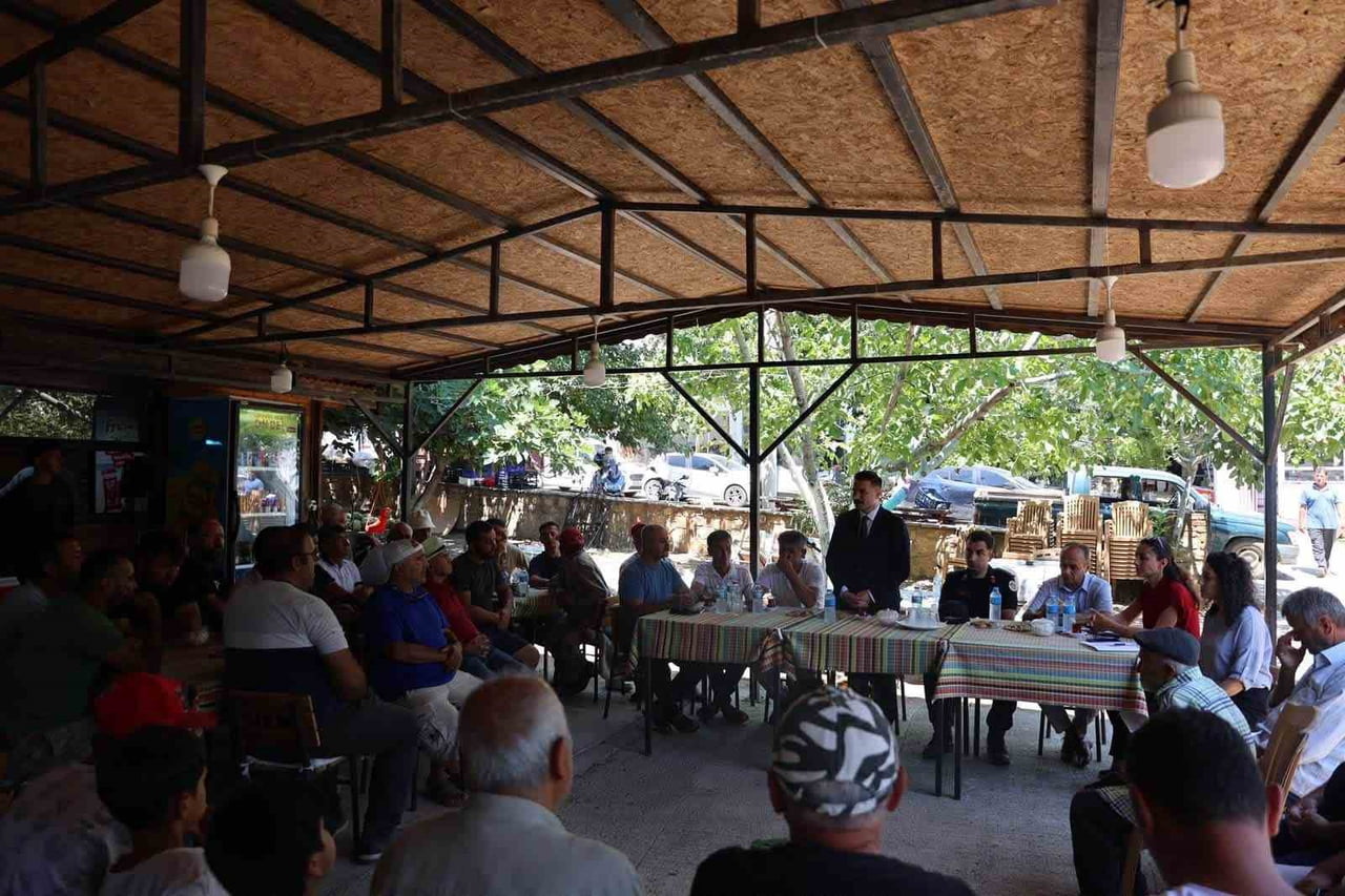 GÖKÇEADA KAYMAKAMI OSMAN ACAR, UĞURLU KÖYÜ’NDE VATANDAŞLARLA BİR ARAYA GELDİ.