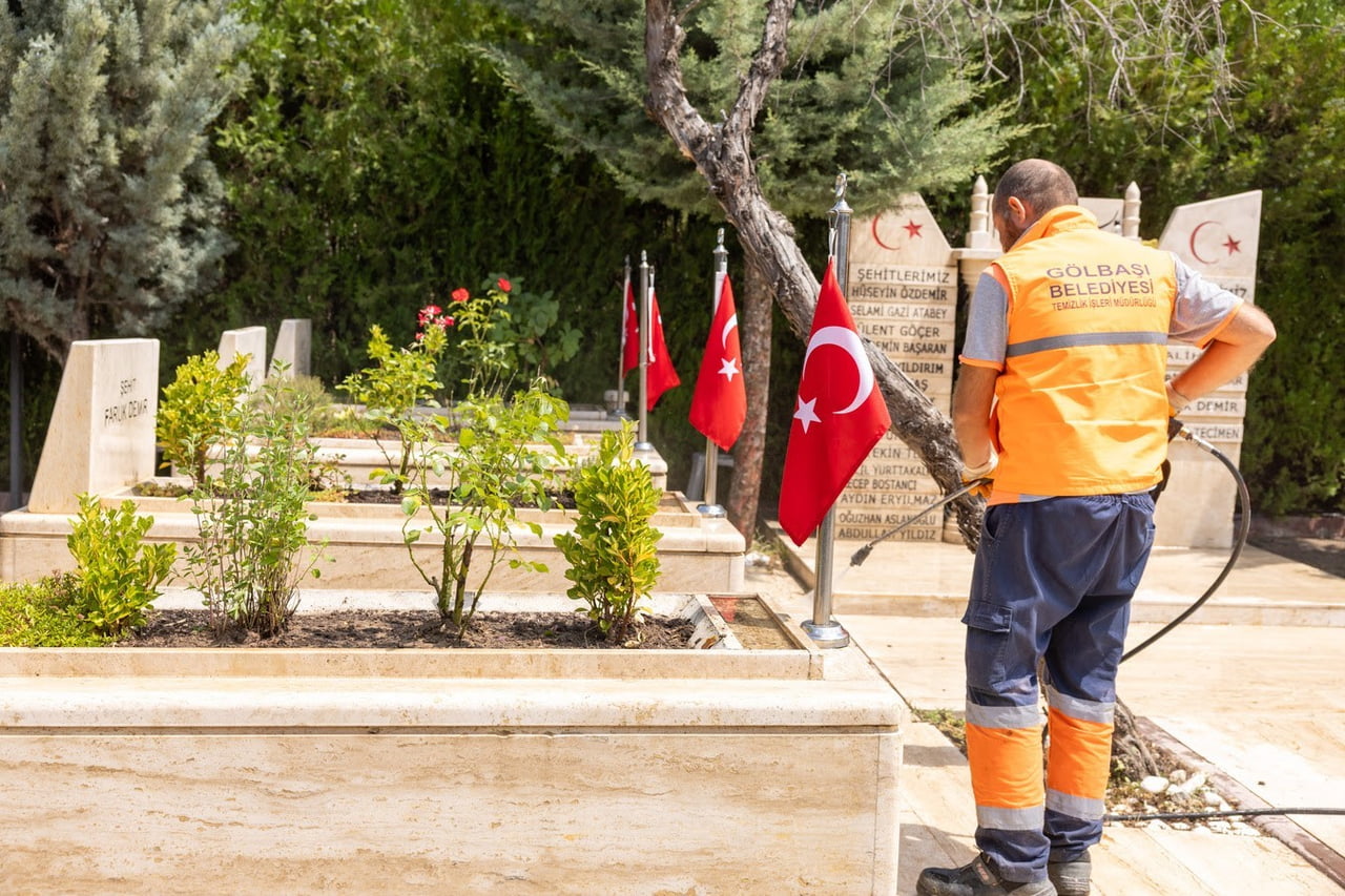 GÖLBAŞI BELEDİYESİ EKİPLERİ DE 15 TEMMUZ DEMOKRASİ VE MİLLİ BİRLİK GÜNÜ ÖNCESİNDE İLÇE GENELİNDEKİ...