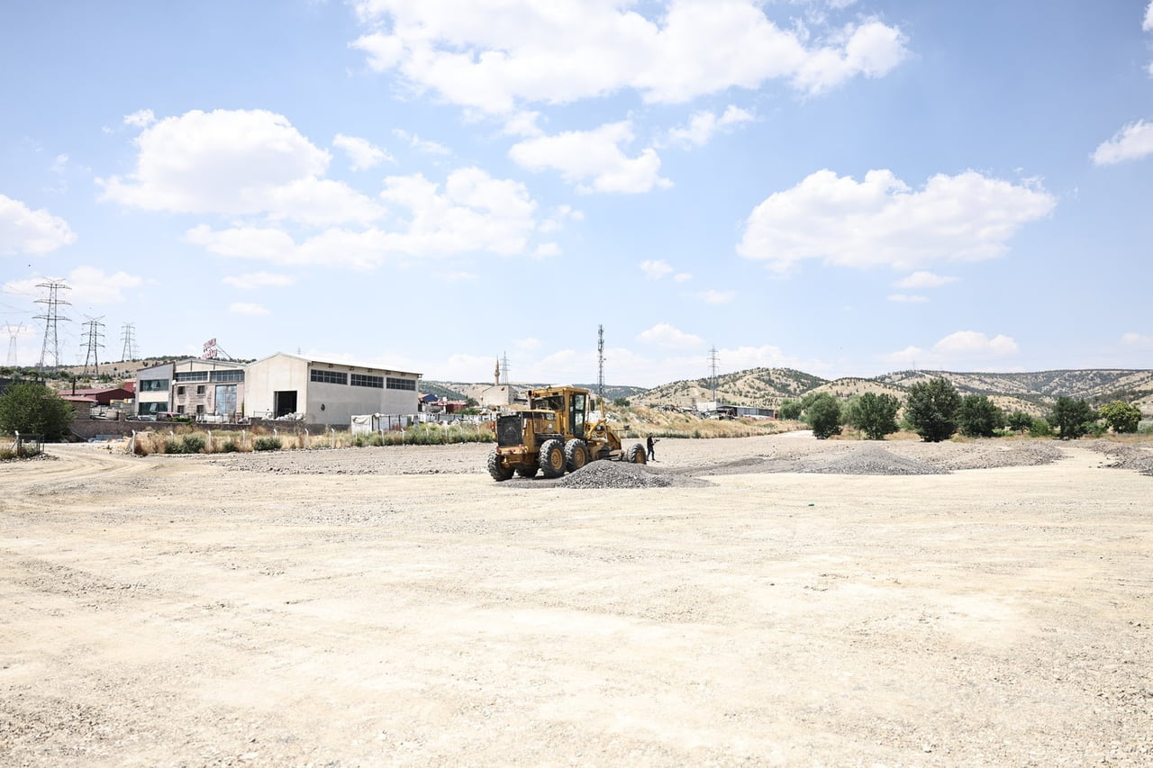 GÖLBAŞI BELEDİYESİ, UZUN YILLARDIR İLÇEDE SORUN OLUŞTURAN TIR PARKI İHTİYACINA ÇÖZÜM AMACIYLA...