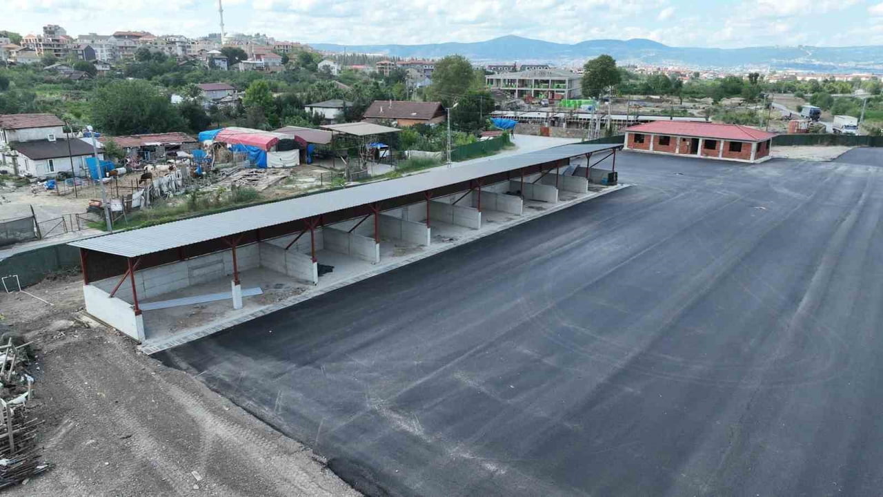 GÖLCÜK'TE YAPIMI SÜRDÜRÜLEN ATIK GETİRME MERKEZİ'NİN İNŞASINDA SONA YAKLAŞILDI.