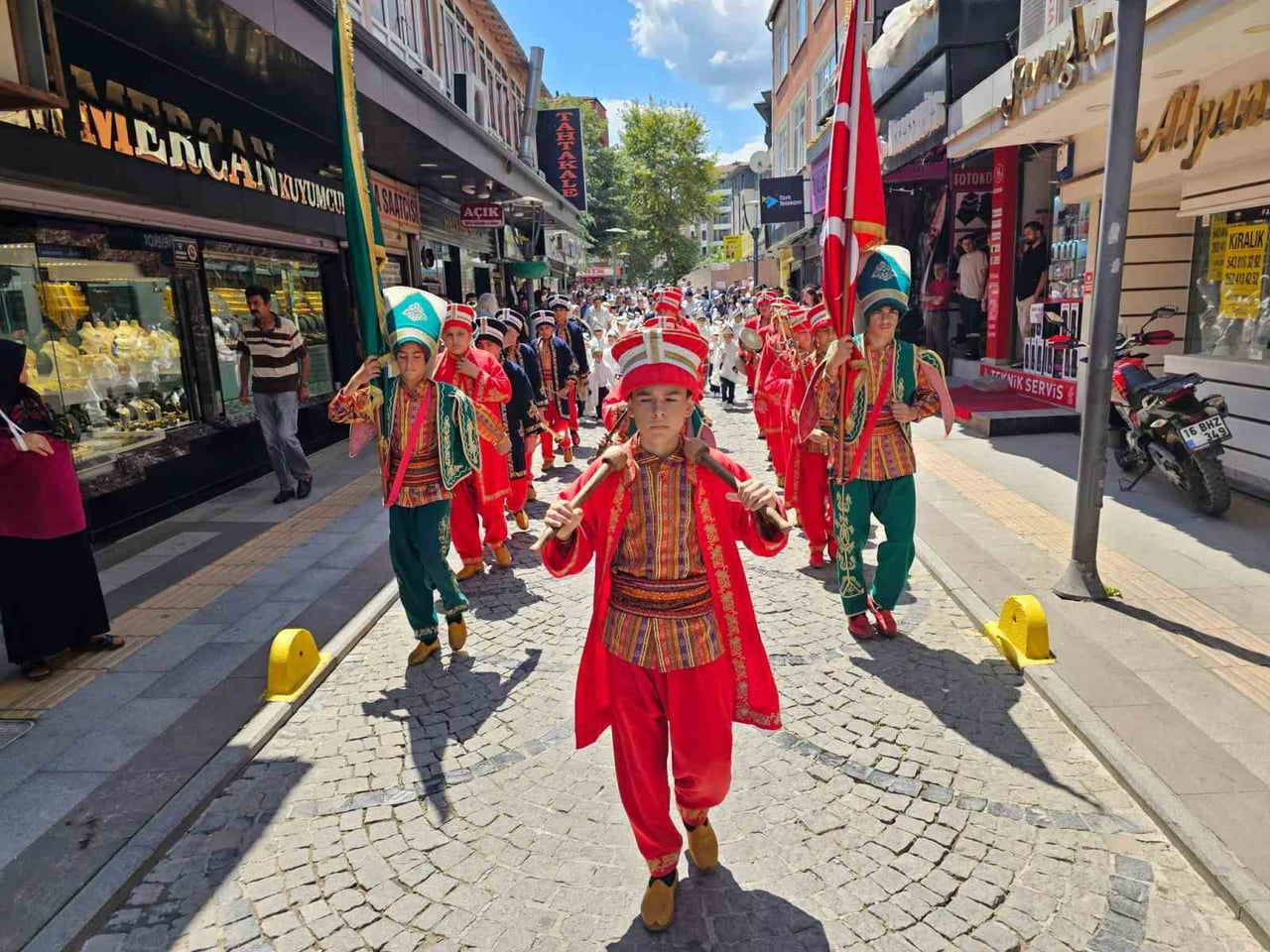 GÖLCÜK BELEDİYESİ'NİN GELENEKSEL SÜNNET ŞÖLENİ KAPSAMINDA 104 ÇOCUK ERKEKLİĞE İLK ADIMINI ATTI....
