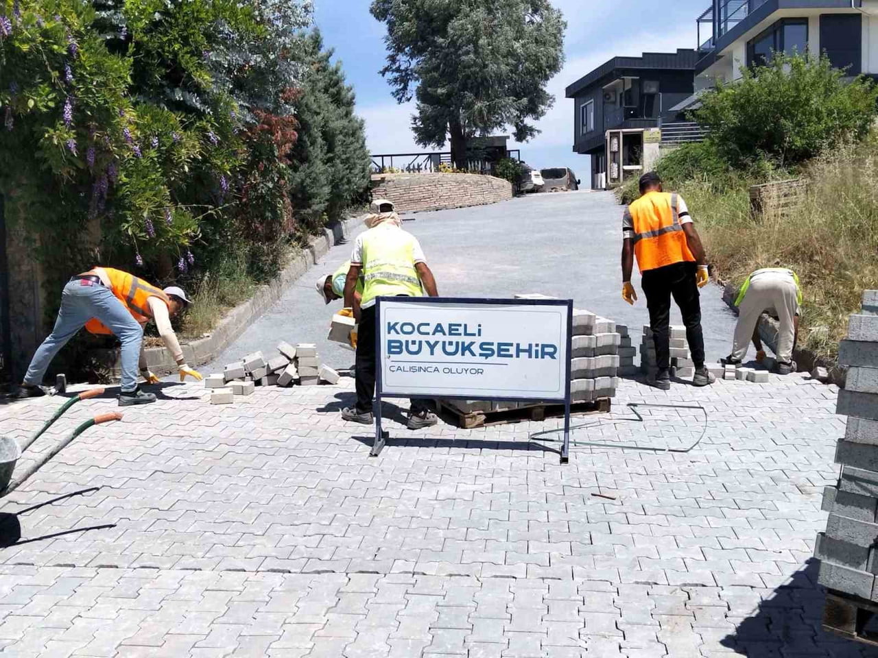GÖLCÜK HALIDERE MAHALLESİ'NDE ALTYAPI ÇALIŞMALARI SONRASI BOZULAN YOLLARDA YENİLEME ÇALIŞMASI...