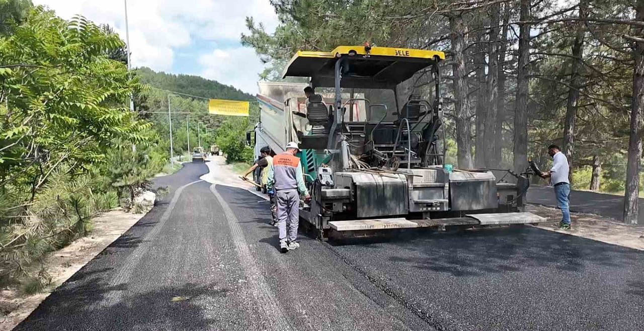 GÖLCÜK TABİAT PARKI İLE DERE MAHALLESİ ARASINDAKİ YOL ASFALTLANIYOR