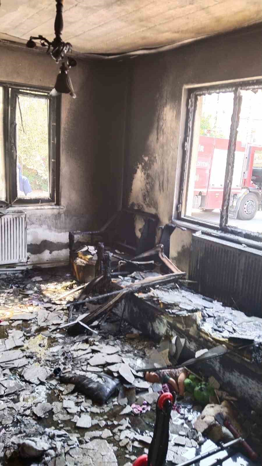 GÖNEN'DE BİR EVDE ÇIKAN YANGIN HASARA NEDEN OLDU