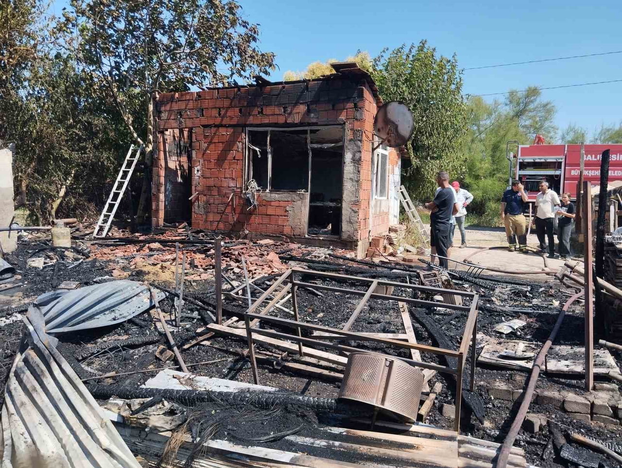 GÖNEN'DE ÇIKAN BAĞ EVİ YANGINI MADDİ HASARA NEDEN OLDU