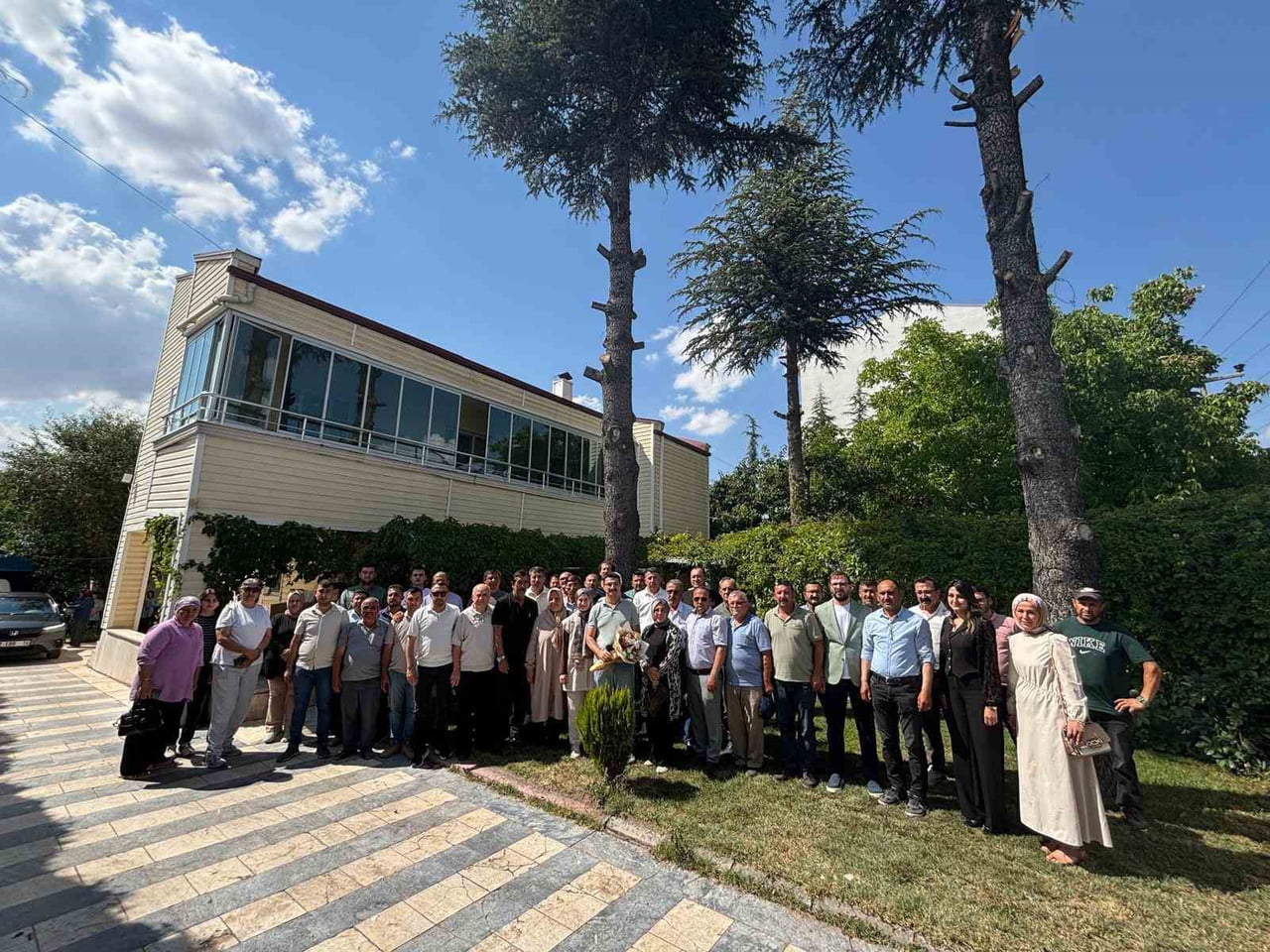 GÖNÜLLERE DOKUNAN EMİRDAĞ KAYMAKAMI KONVOYLA UĞURLANDI
