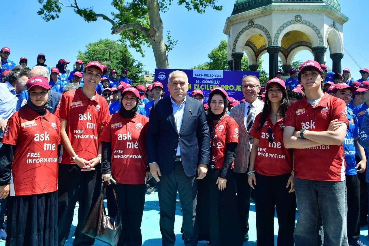 GÖNÜLLÜ TURİZM ELÇİLERİ PROGRAMI YENİ DÖNEM TANITIM TOPLANTISI SULTANAHMET MEYDANI'NDA BULUNAN...