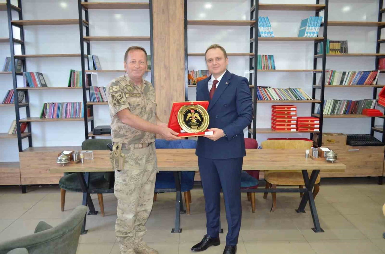 GÖREV YERİ DEĞİŞEN PERSONELE PLAKET TAKDİM EDİLDİ.