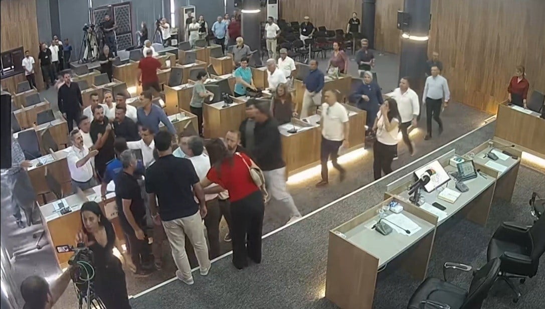 GÖRÜNTÜLERDE CHP'Lİ TOROSLAR BELEDİYE BAŞKANI ABDURRAHMAN YILDIZ'IN OTURUMU SONLANDIRMASININ...