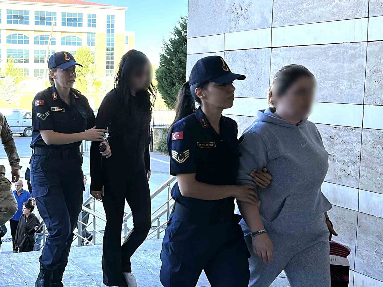 GÖZALTINA ALINAN 15 ŞÜPHELİ, JANDARMADAKİ İŞLEMLERİNİN ARDINDAN ADLİYEYE SEVK EDİLDİ.