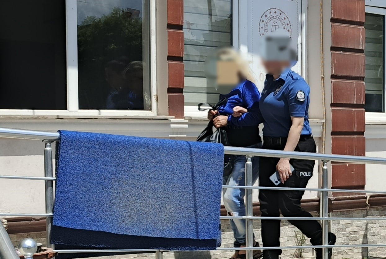 GÖZALTINA ALINAN ŞAHISLARDAN İŞLEMLERİ TAMAMLANAN 2 KİŞİ BAFRA ADLİYESİ'NE SEVK EDİLDİ.