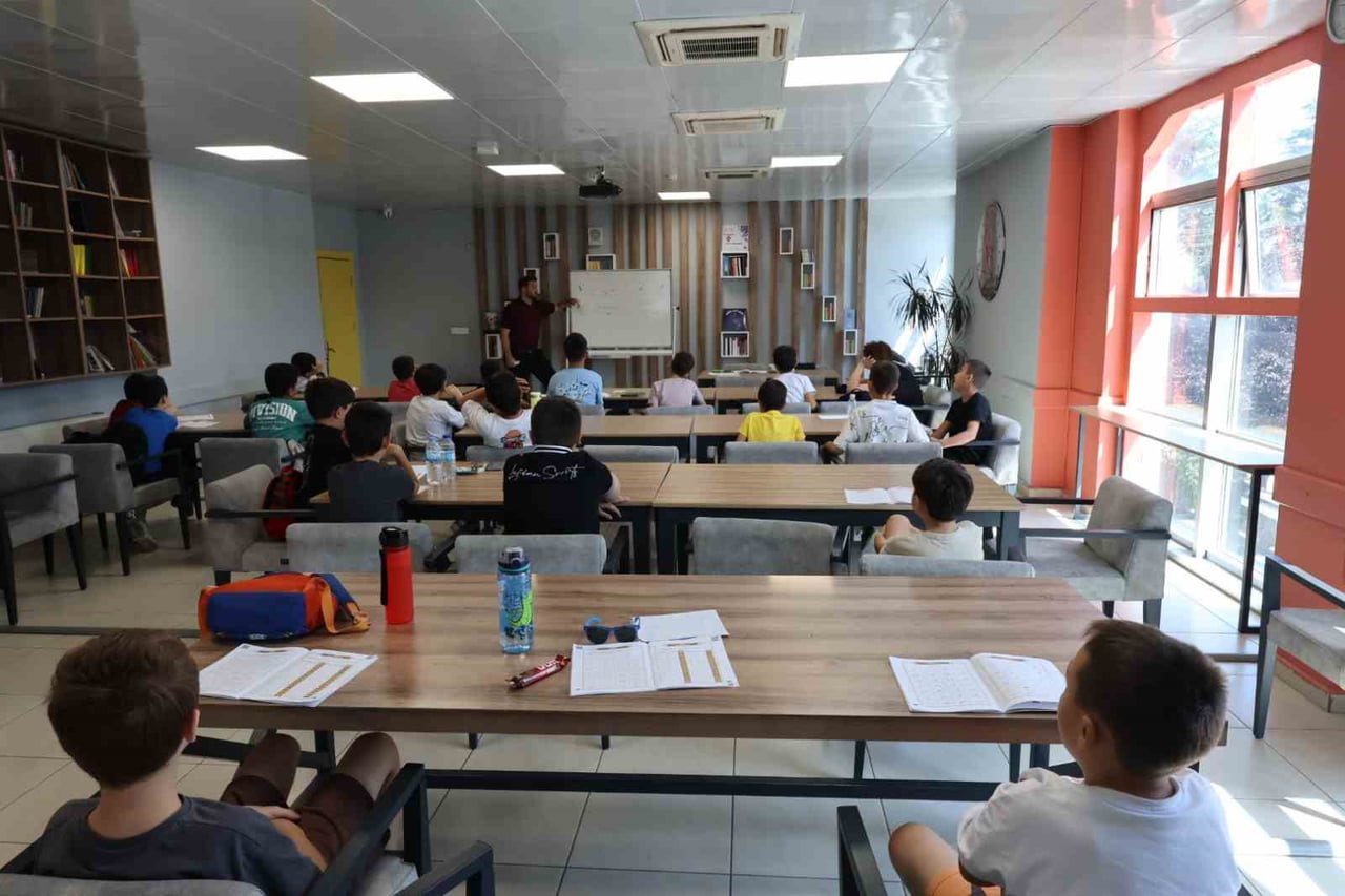 GSB GENÇLİK YAZ KULÜBÜ KAPSAMINDA KUR'AN-I KERİM VE DİNİ EĞİTİMLERİN YANI SIRA EL İŞİ ATÖLYESİ...
