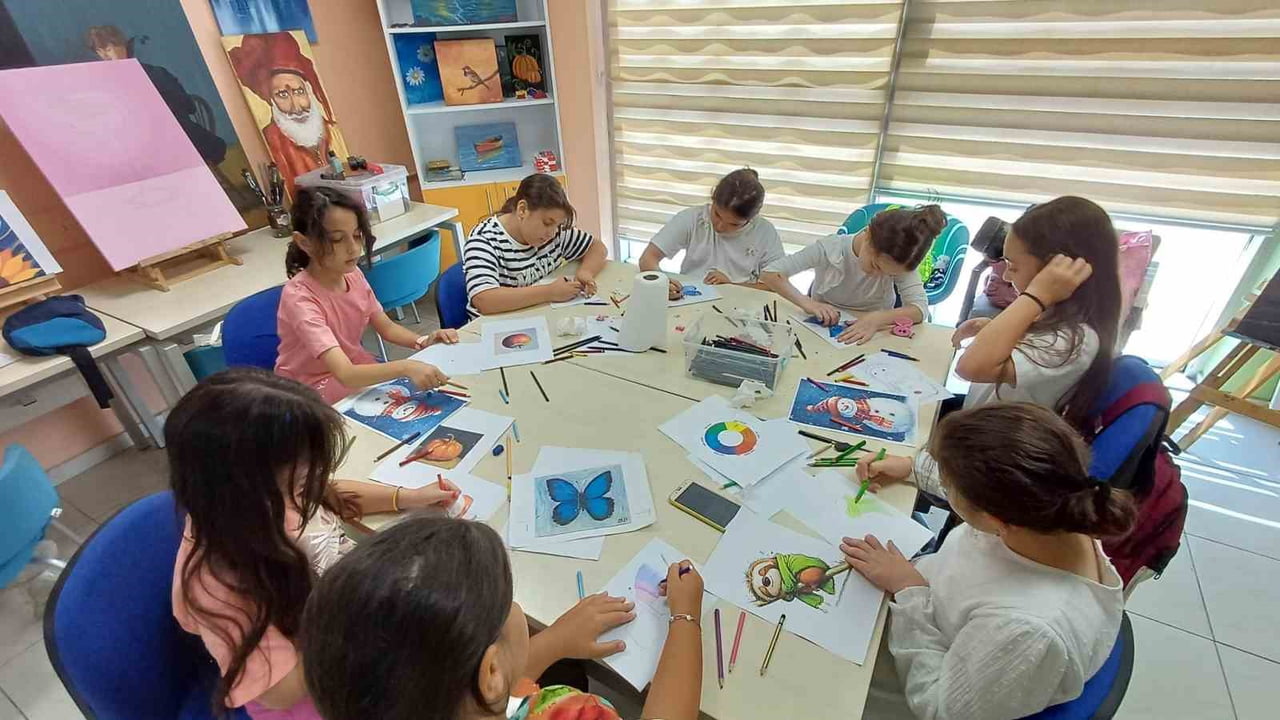 GSB GENÇLİK YAZ KULÜBÜ KAPSAMINDA KUR'AN-I KERİM VE DİNİ EĞİTİMLERİN YANI SIRA EL İŞİ ATÖLYESİ...