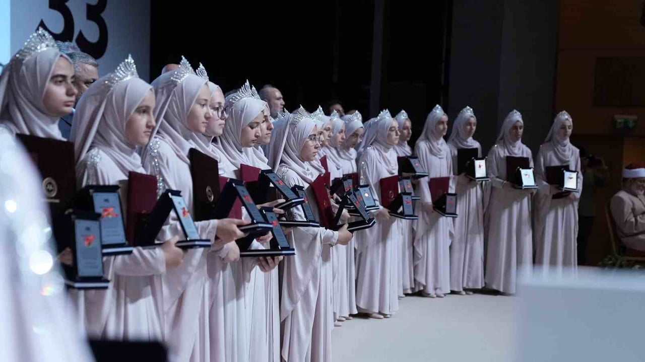 GÜLSÜM HANIM İHYA KIZ KUR'AN KURSU'NDA HAFIZLIK EĞİTİMLERİNİ BAŞARIYLA TAMAMLAYAN 33 ÖĞRENCİ İÇİN...