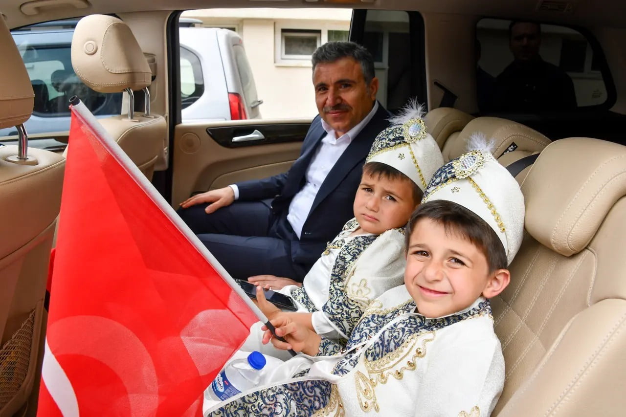 GÜMÜŞHANE’DE DÜZENLENEN GELENEKSEL SÜNNET ŞÖLENİ’NDE SÜNNET ÇOCUKLARI, VALİ CEVDET ATAY’IN MAKAM...