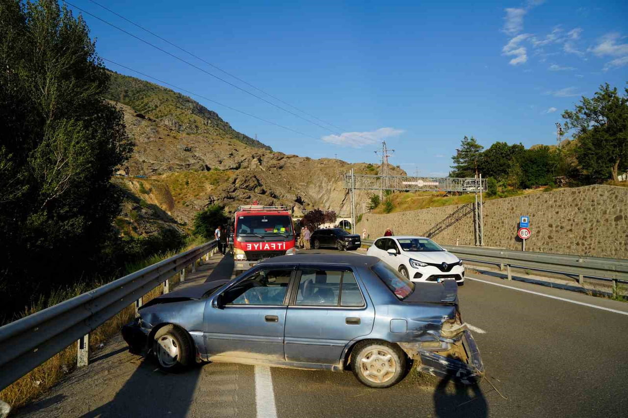 GÜMÜŞHANE’DE MEYDANA GELEN VE 3 ARACIN KARIŞTIĞI ZİNCİRLEME TRAFİK KAZASINDA 1 KİŞİ...