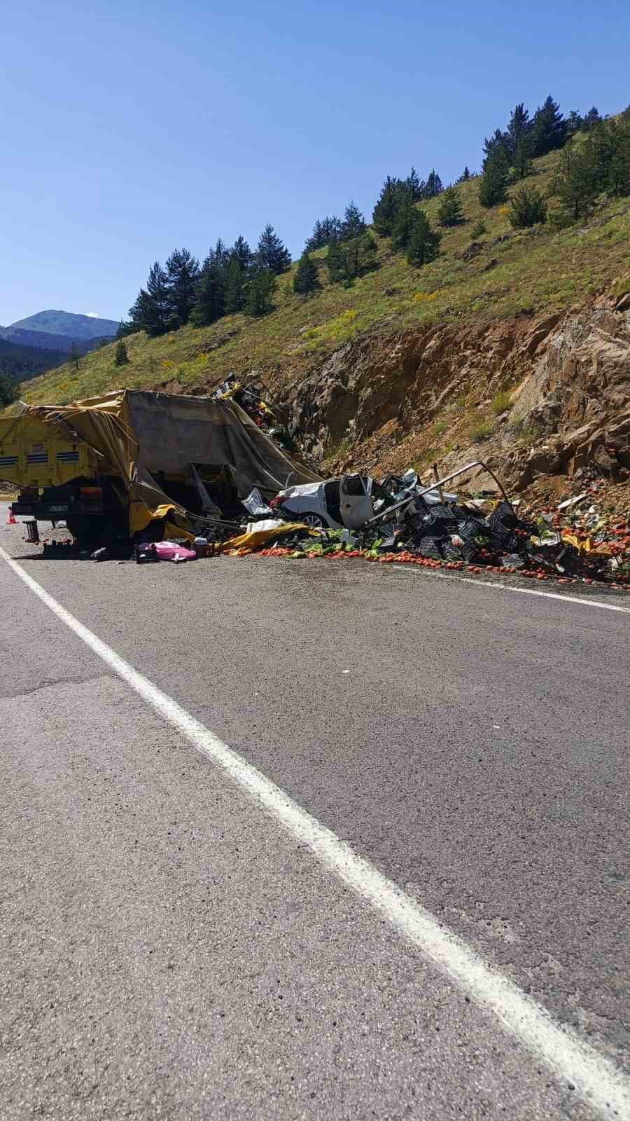GÜMÜŞHANE’NİN TORUL İLÇESİNDE SEBZE YÜKLÜ KAMYONUN OTOMOBİLE ARKADAN ÇARPMASI SONUCU MEYDANA GELEN...