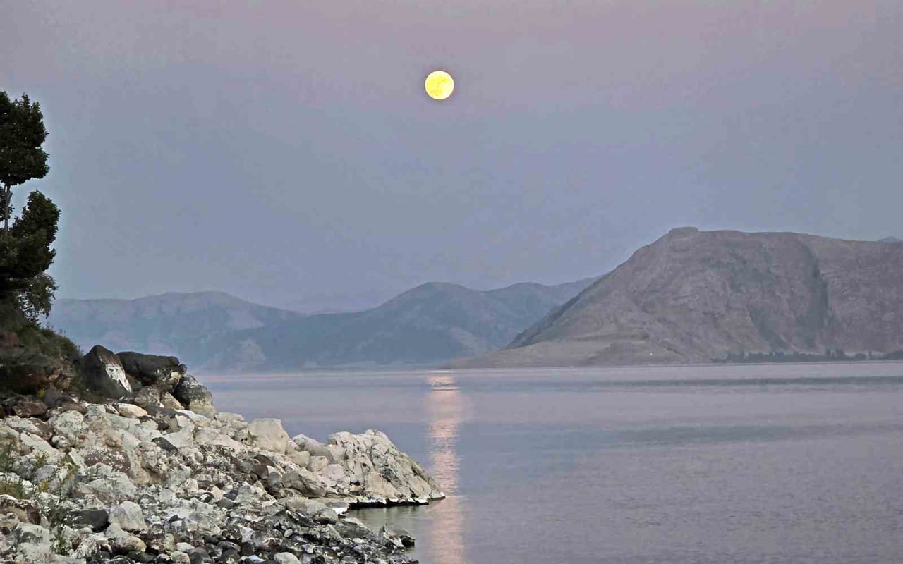 GÜN BATIMINDA ATMOSFERİK KIRILMANIN OLUŞTURDUĞU İLGİNÇ GÜNEŞ GÖRÜNTÜSÜ İLE HEMEN ARDINDAN YÜKSELEN...