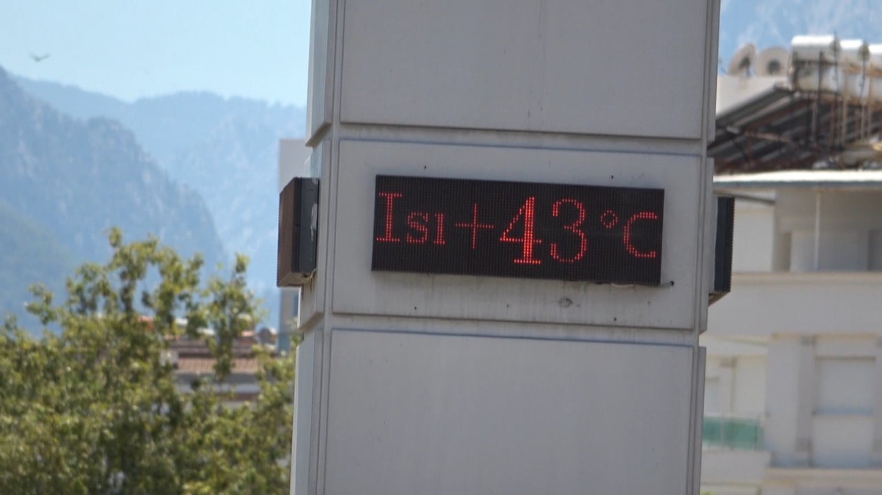 GÜNEŞ ALTINDA BULUNAN TERMOMETRELER İSE 43 DERECEYİ GÖSTERDİ.