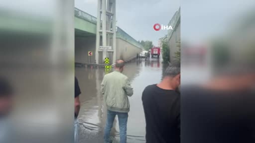 Güngören'de altgeçidi su bastı, uzun araç kuyrukları oluştu