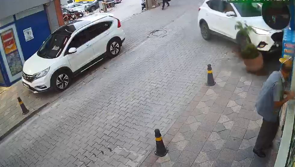 GÜVENLİK KAMERASINA YANSIYAN KAZADA, İŞ YERİNİN ÖNÜNDE BULUNAN VATANDAŞIN SON ANDA KURTULMASI...