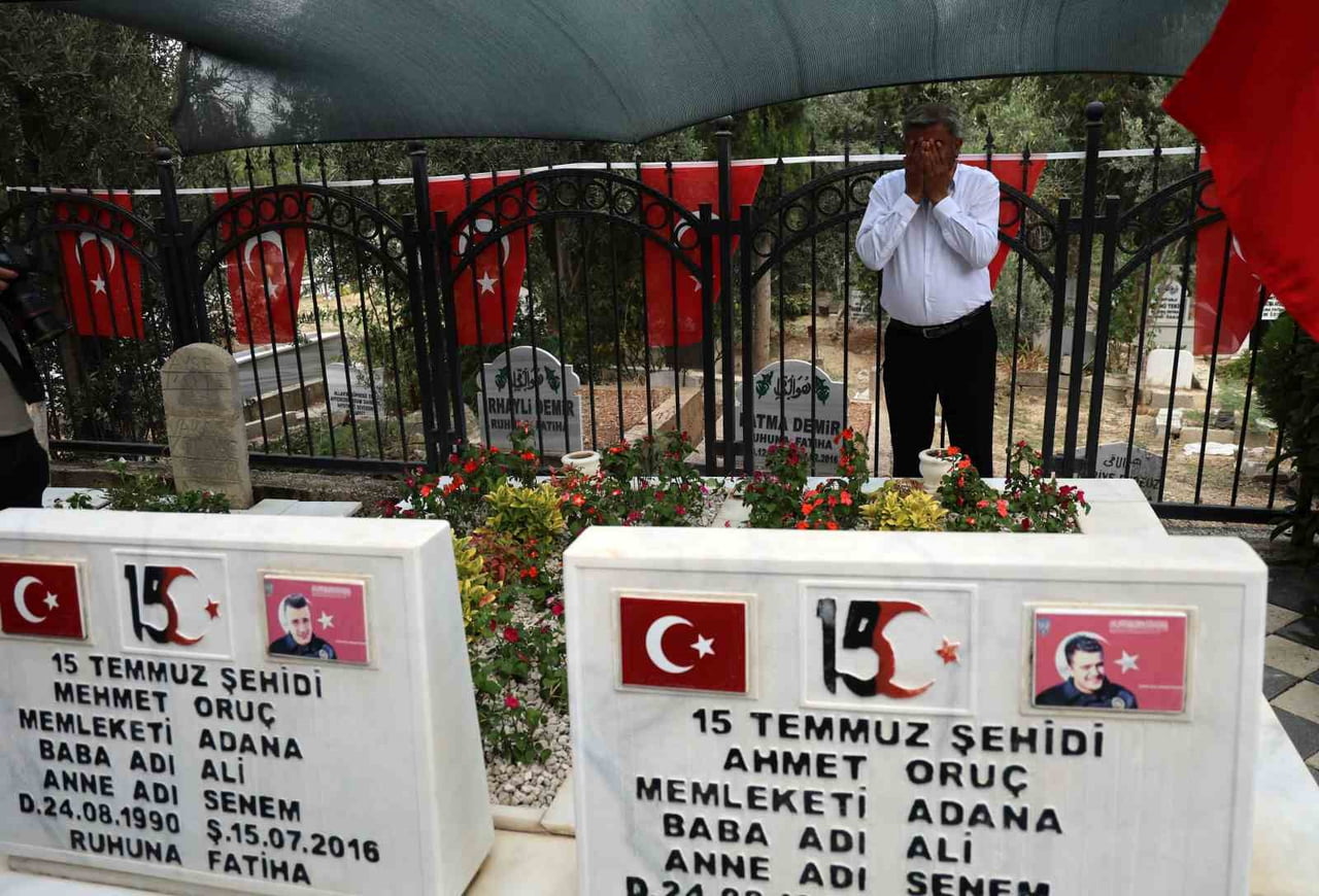 HACI ALİ ORUÇ, HAİN SALDIRININ 10. YIL DÖNÜMÜ YAKLAŞIRKEN EVLATLARININ MEZARINI ZİYARET...
