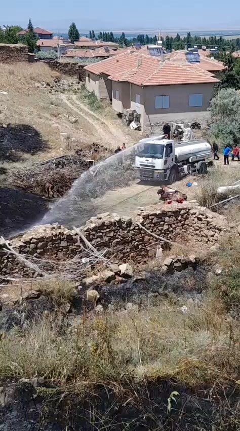 HACIBEYLİ'DE EVİN AVLUSUNDA ÇIKAN YANGIN BÜYÜMEDEN SÖNDÜRÜLDÜ