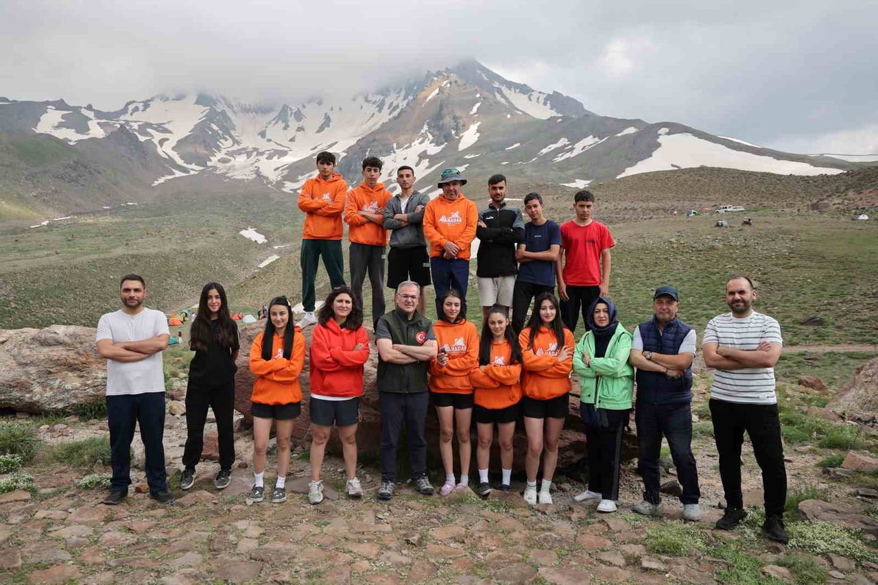 HACILAR BELEDİYE BAŞKANI BİLAL ÖZDOĞAN, HACILAR DAĞCILIK VE KIŞ SPORLARI KULÜBÜ (HADAK) TARAFINDAN...