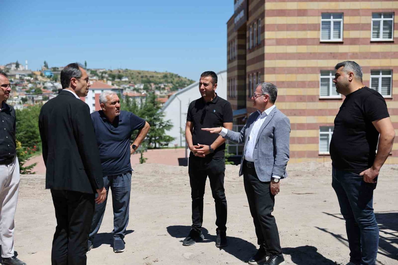 HACILAR BELEDİYE BAŞKANI BİLAL ÖZDOĞAN, YAPIMI DEVAM EDEN HACILAR FİKRET-KADRİYE ÖZYÜREK 112 ACİL...