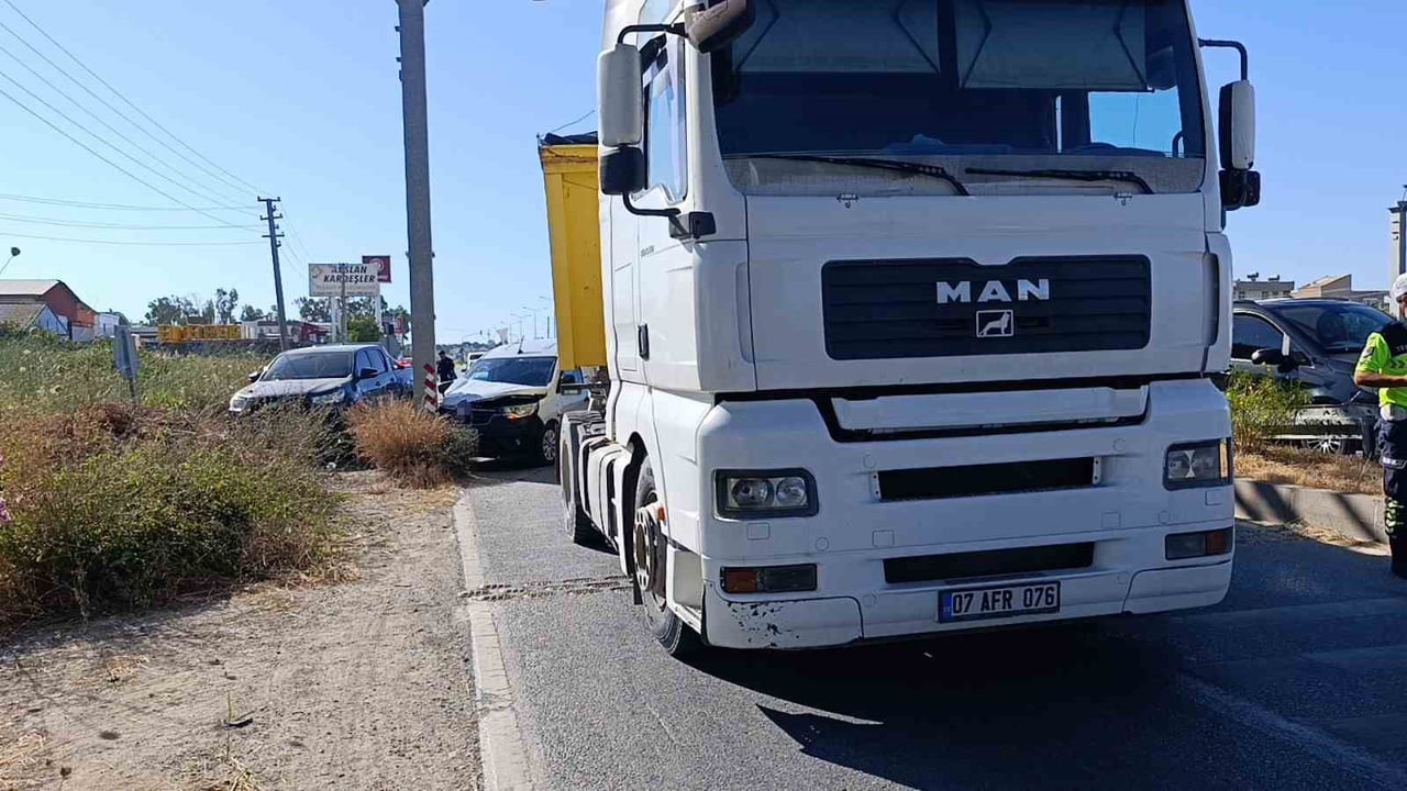 HAFİF TİCARİ ARAÇ, D-400 KARAYOLUNDAN YAN YOLA GİREN ARACI GEÇ FARK EDİNCE, KAMYONA ÇARPMAMAK İÇİN...