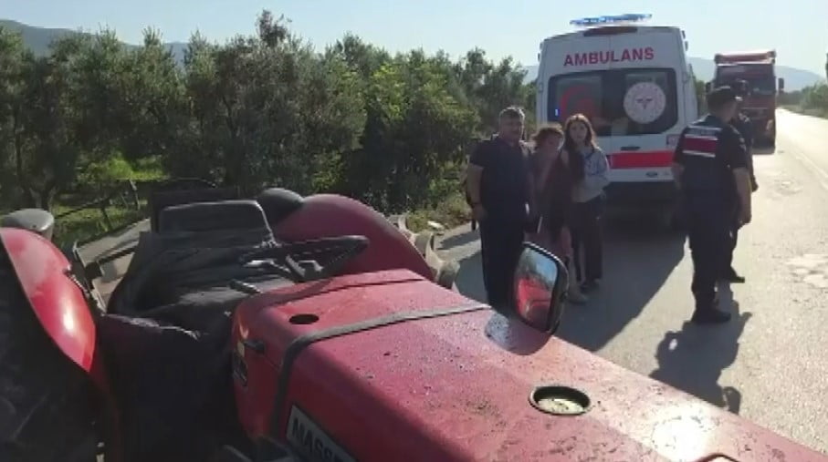 HAFİF TİCARİ ARAÇ ÖNÜNDE SEYİR HALİNDE OLAN BİR TRAKTÖRE ARKADAN ÇARPTI.