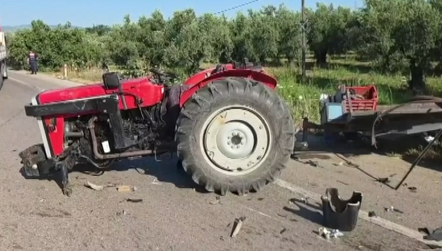 HAFİF TİCARİ ARAÇ ÖNÜNDE SEYİR HALİNDE OLAN BİR TRAKTÖRE ARKADAN ÇARPTI.