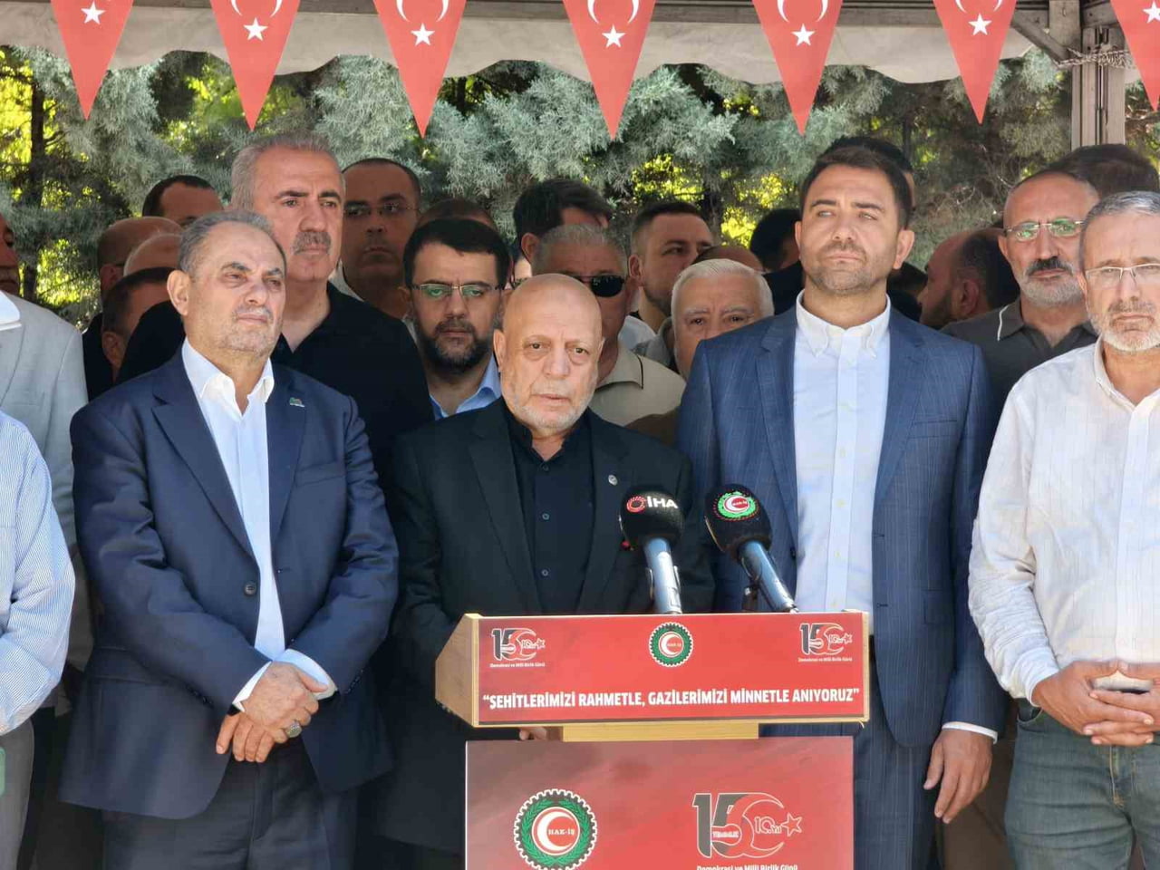 HAK-İŞ KONFEDERASYONU 15 TEMMUZ'UN 10'UNCU SENESİNDE KARŞIYAKA MEZARLIĞI'NDA BULUNAN 15 TEMMUZ...