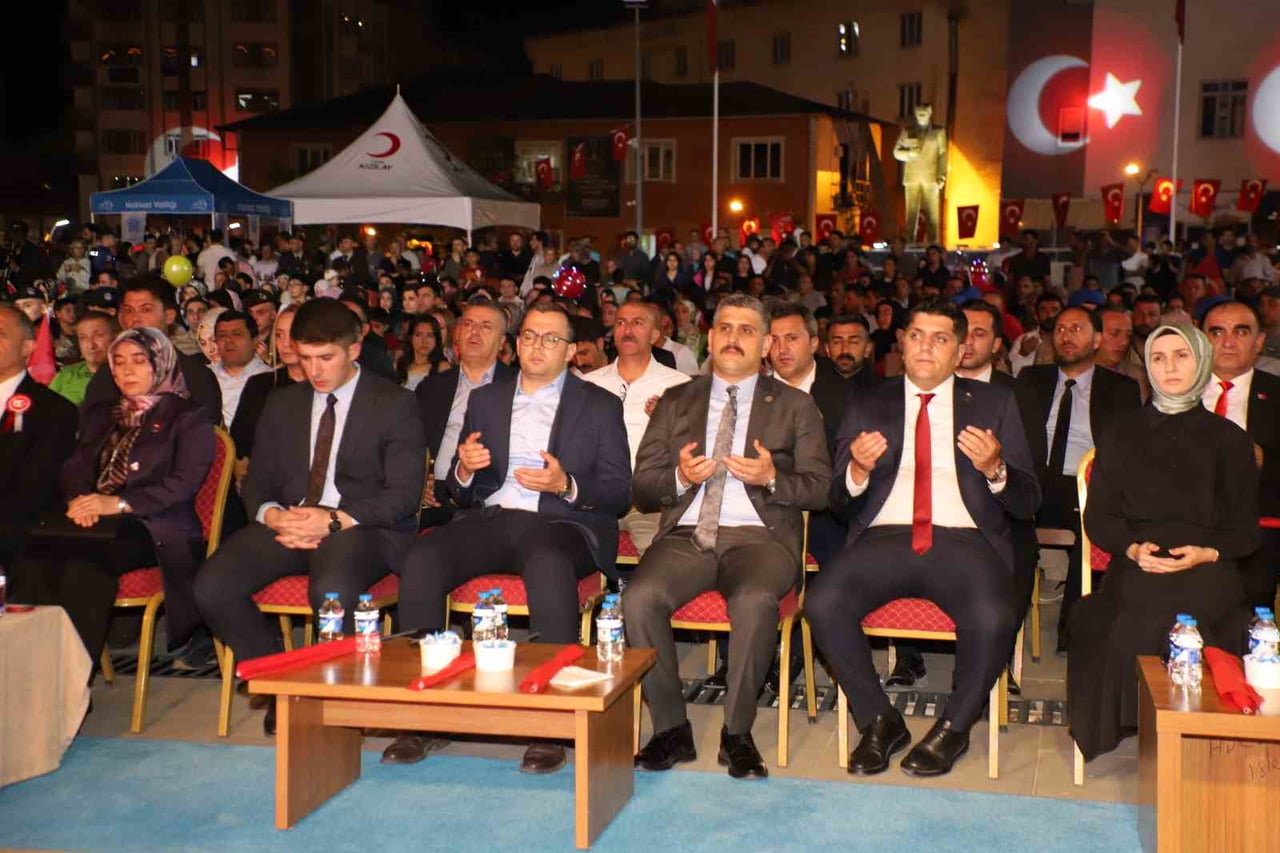 HAKKARİ'DE, 15 TEMMUZ DEMOKRASİ VE MİLLİ BİRLİK GÜNÜ DOLAYISIYLA DÜZENLENEN ANMA PROGRAMINA...