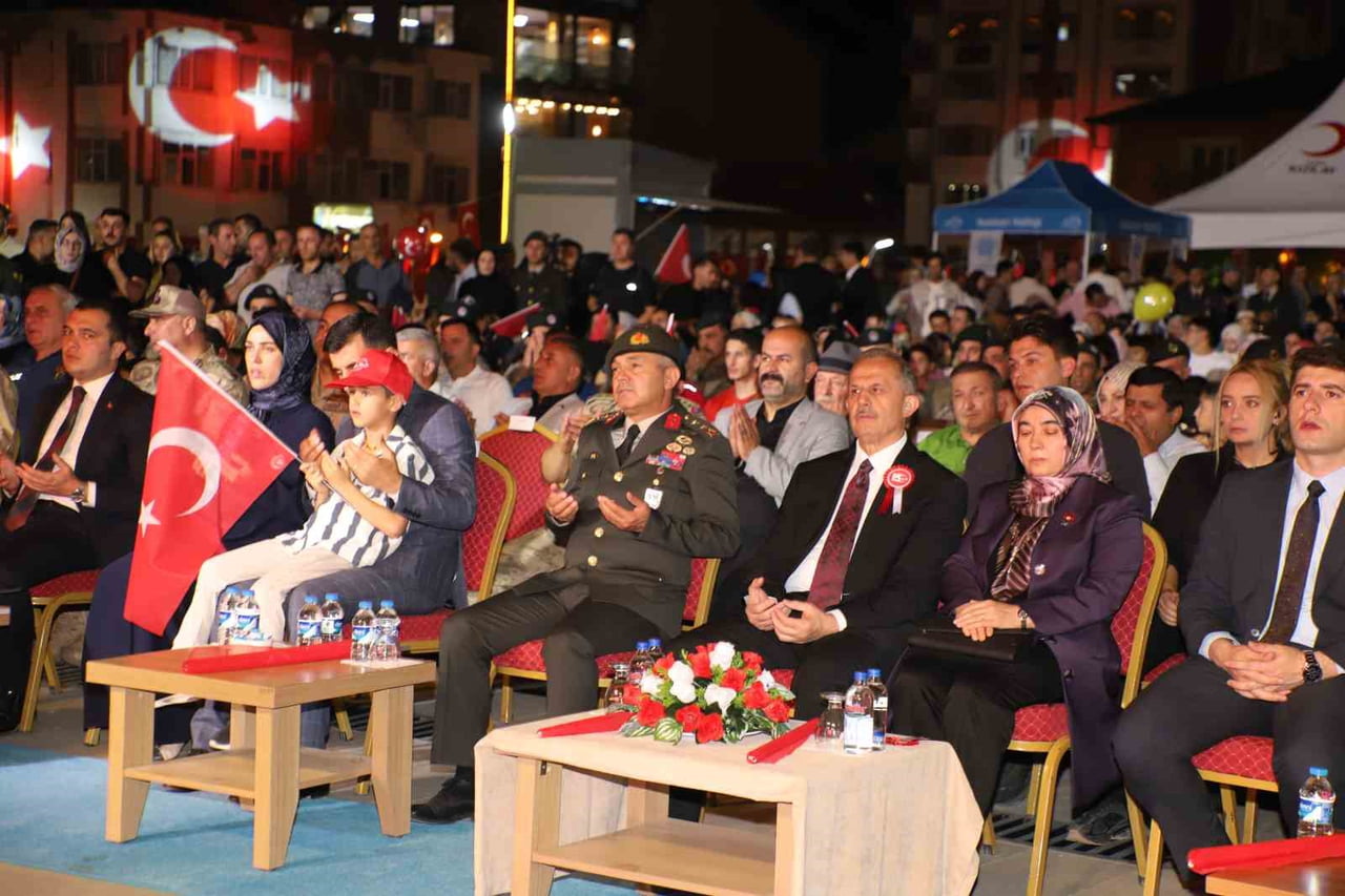 HAKKARİ'DE, 15 TEMMUZ DEMOKRASİ VE MİLLİ BİRLİK GÜNÜ DOLAYISIYLA DÜZENLENEN ANMA PROGRAMINA...