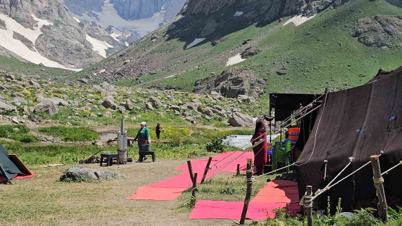 HAKKARİ'DE DOĞAL GÜZELLİKLERİYLE ADINDAN SIKÇA SÖZ ETTİREN CENNET CEHENNEM VADİSİ,  ZİYARETÇİ...