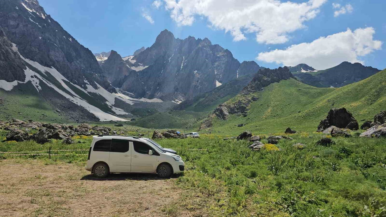 HAKKARİ'DE DOĞAL GÜZELLİKLERİYLE ADINDAN SIKÇA SÖZ ETTİREN CENNET CEHENNEM VADİSİ,  ZİYARETÇİ...