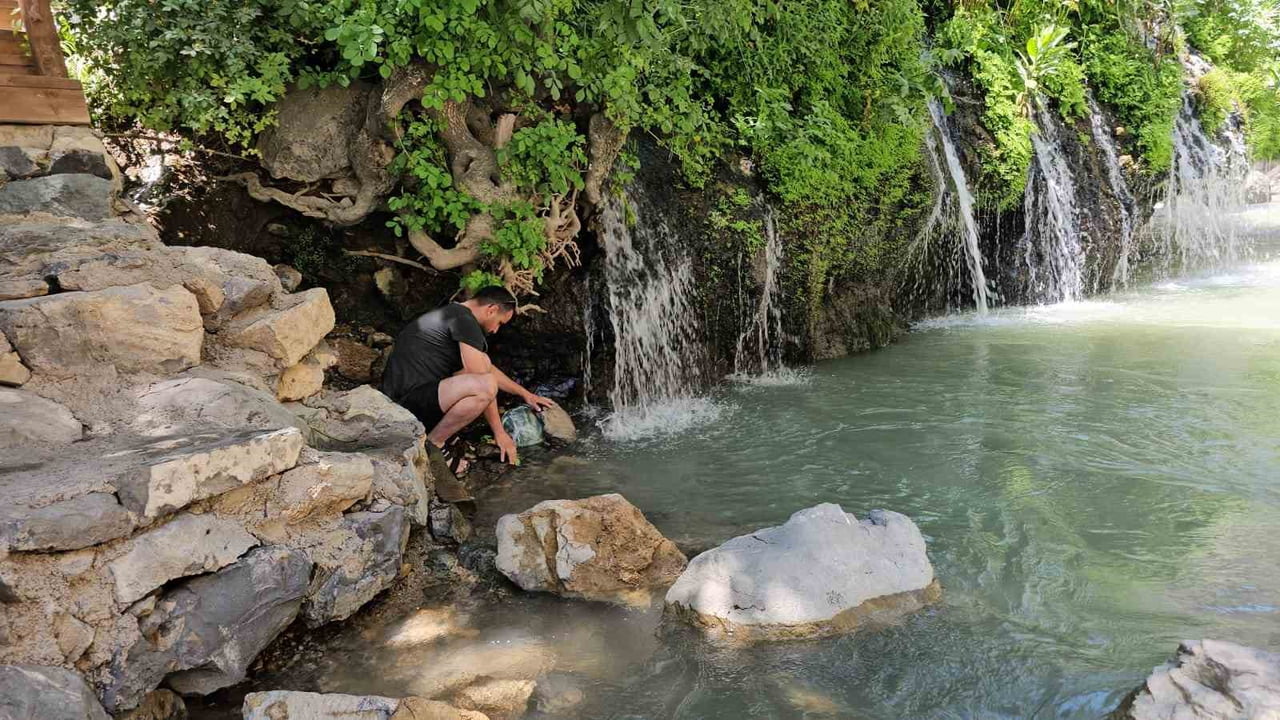HAKKARİ'NİN DOĞAL GÜZELLİKLERİNDEN KAVAL ŞELALESİ, HAVA SICAKLIKLARININ MEVSİM NORMALLERİNİN...