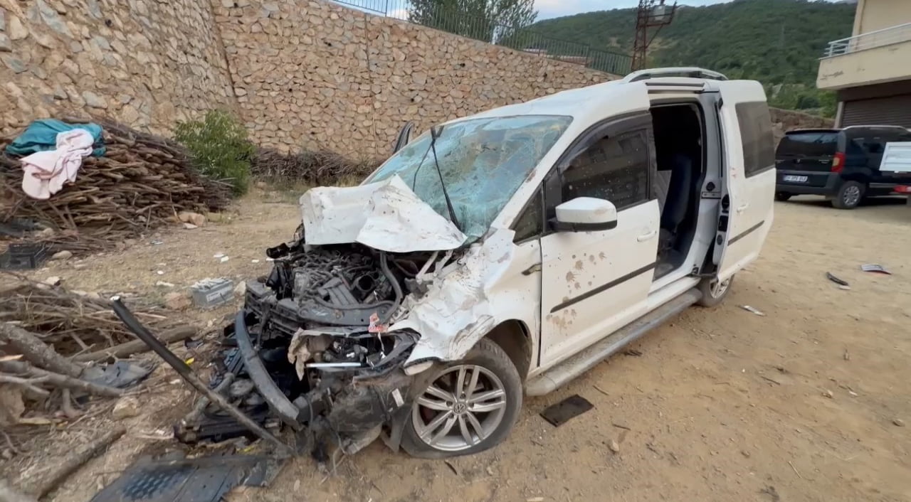HAKKARİ'NİN ŞEMDİNLİ İLÇESİNDE İKİ ARACIN ÇARPIŞMASI SONUCU MEYDANA GELEN TRAFİK KAZASINDA 3 KİŞİ...
