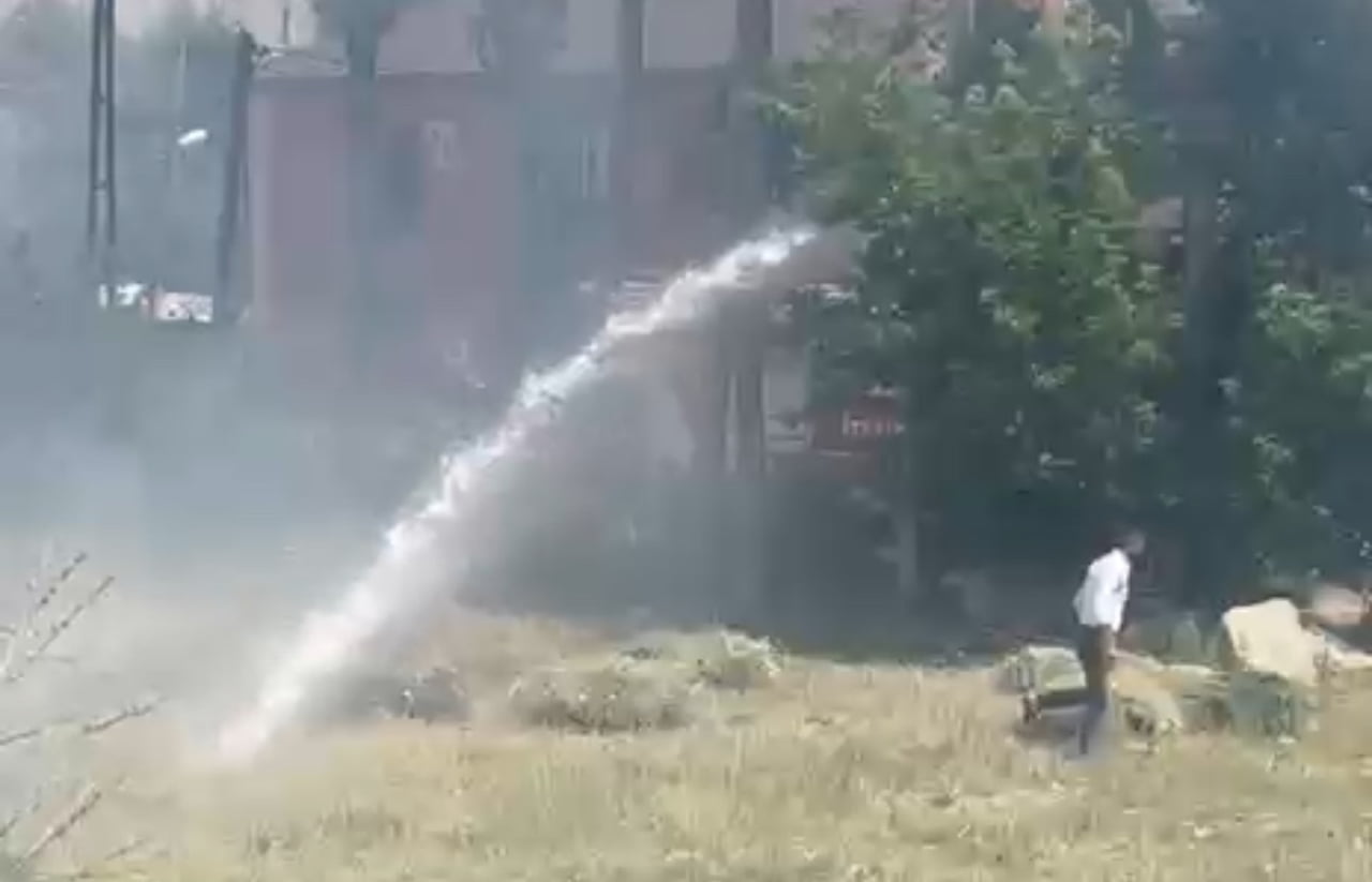 HAKKARİ'NİN YÜKSEKOVA İLÇESİNDE HENÜZ BELİRLENEMEYEN BİR NEDENLE ÇIKAN ANIZ YANGINI, İTFAİYE...