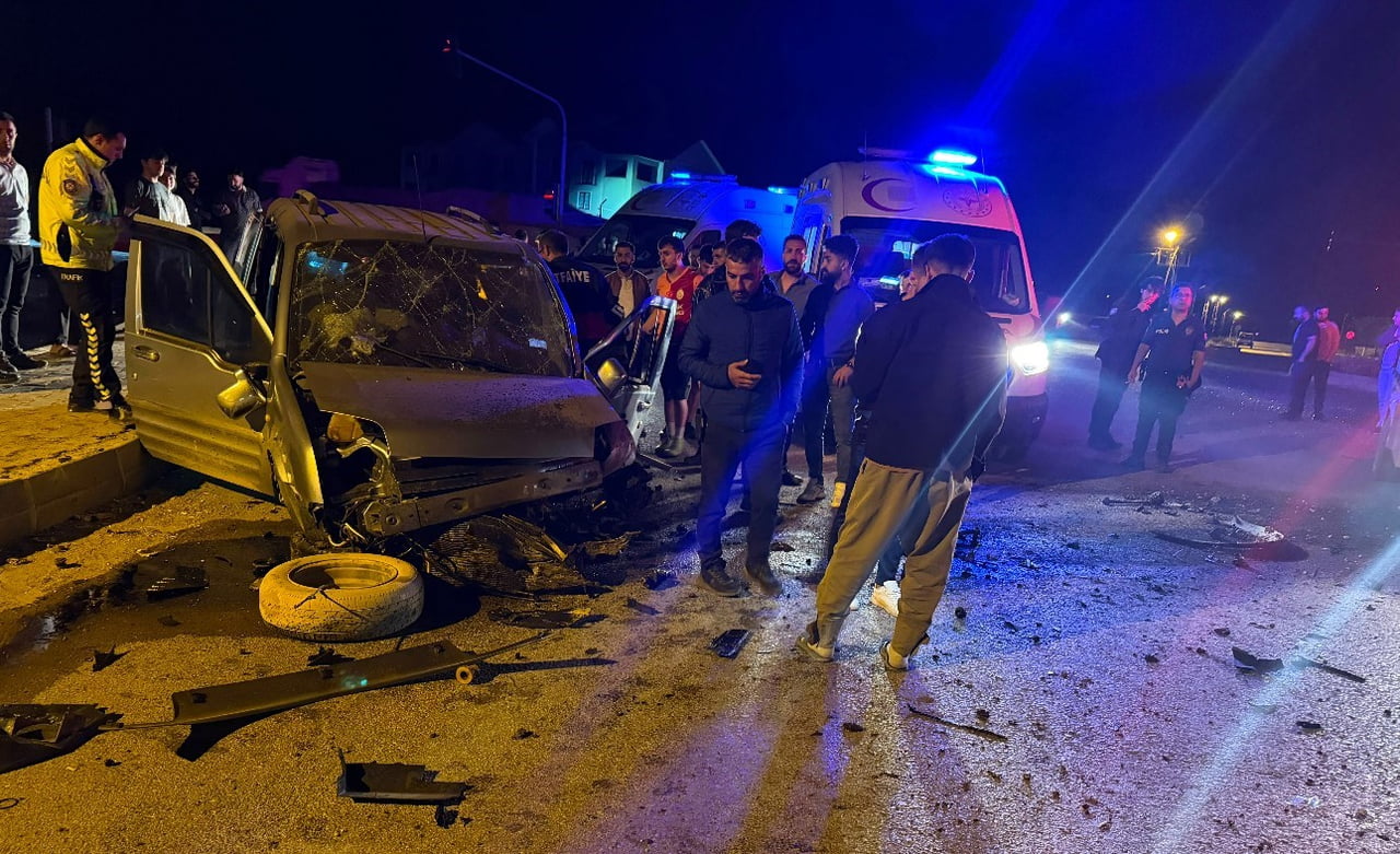 HAKKARİ'NİN YÜKSEKOVA İLÇESİNDE MEYDANA GELEN İKİ AYRI TRAFİK KAZASINDA 8 KİŞİ...