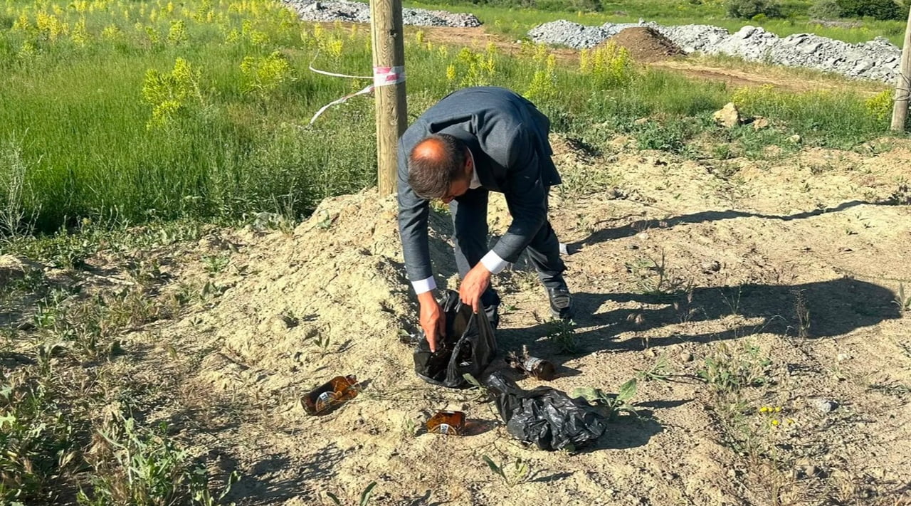 HAKKARİ'NİN YÜKSEKOVA İLÇESİNDE YOL KENARINA RASTGELE ATILAN CAM ŞİŞELER, TARIM ARAZİLERİNE ZARAR...